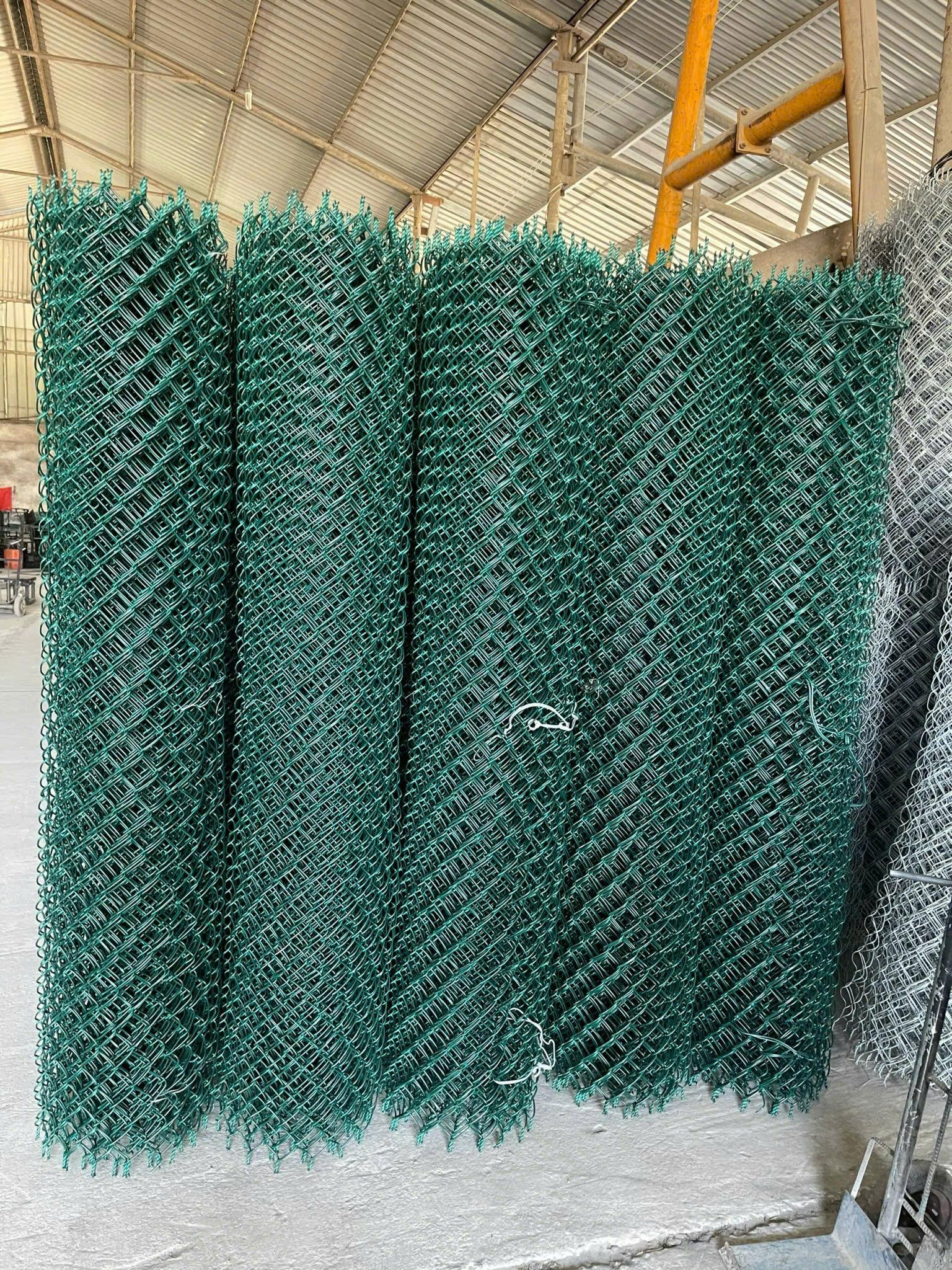 Lưới B40 bọc nhựa khổ 2.4m; Lưới mắt cáo bọc nhựa - Ảnh 2